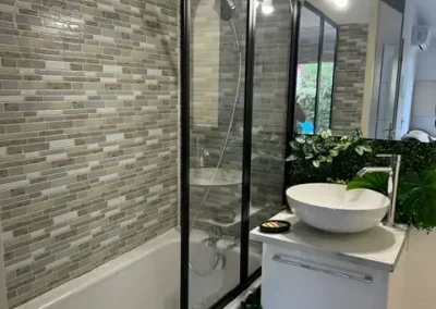 salle de bains avec baignoire maison vacances ardèche