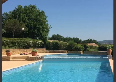 Entrée de la piscine location vacances ardèche les services